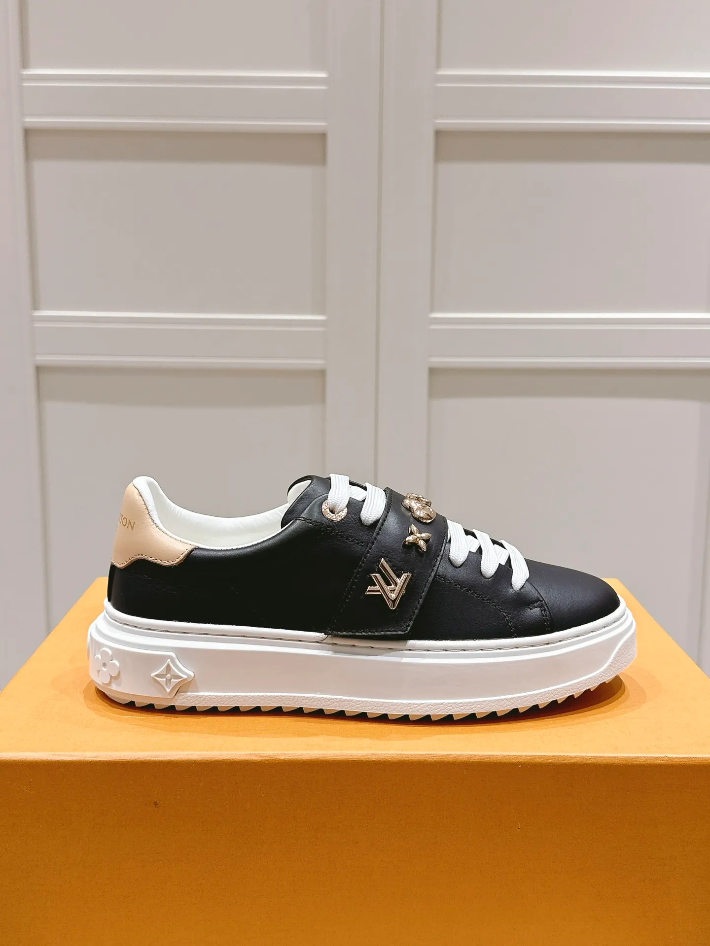 💕💕Factory direct selling price p640💕💕 LV Xiaolujia new white shoes, only women's model, evergreen style all year round, needless to say the quality of materials, small metal buckles with calfskin, the feeling of eternity at a glance❣️ Size: 35-40 (order 41)